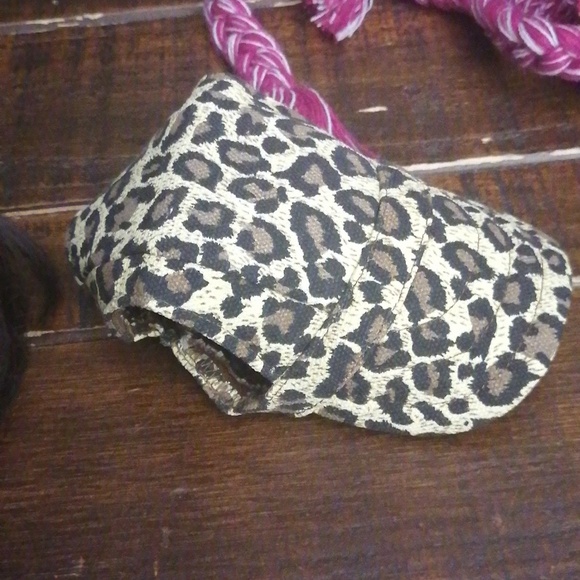 Two Medium hats and a wig for dogs - Picture 5 of 11